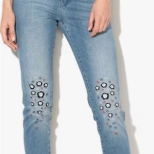 Desigual starry cropped skinny jeans. NWOT. Size 28 EUR